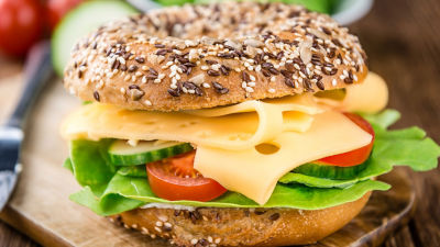 un bagel con queso