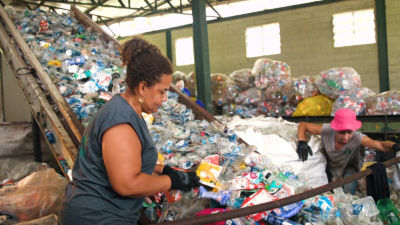 Mulher trabalhando em reciclagem no Brasil