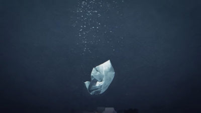 plástico descartado no oceano