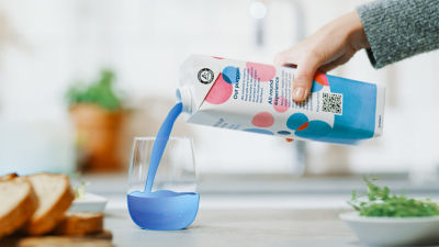 Pouring blue drink, Tetra Stelo Aseptic carton package