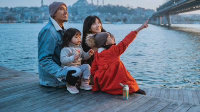 Une famille au bord de la mer