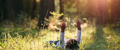 niño en la naturaleza
