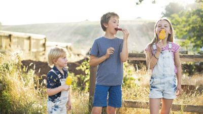 niños comiendo paletas de hielo