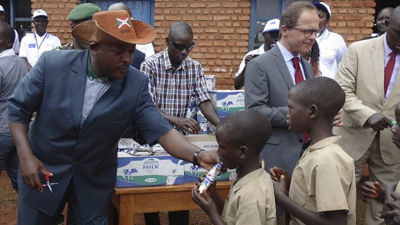 Enfants en train de recevoir du lait dans une école du Burundi