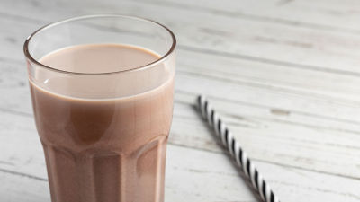 Leche chocolatada en un vaso