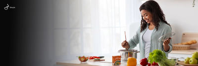 Donna che cucina, zuppa in confezione in cartone Tetra Recart