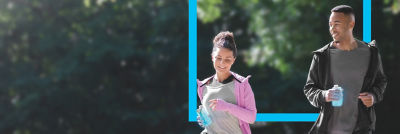 Hombre y mujer corriendo con envases de cartón Tetra Pak en la mano