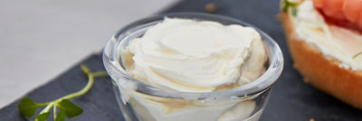 bagel y queso crema