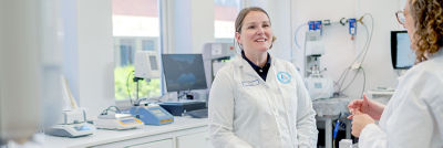 Una mujer en un laboratorio
