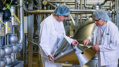 Les ingénieurs alimentaires examinent les disques séparateurs, Arla Food