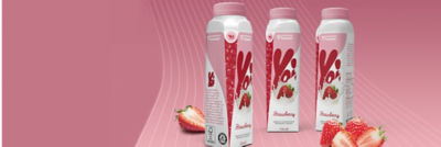 Des emballages pour le yaourt Tetra Top et des fraises