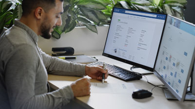 Uomo che ordina parti di ricambio online