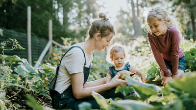 Une famille faisant du jardinage