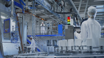 Operator and filling machines, distribution line with Tetra Brik carton packages