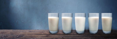 5 verres alignés, remplis de boissons d’origine végétale