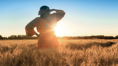Mulher ao pôr do sol