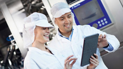 Des employés d’une usine avec une tablette.