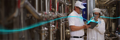 Esperto alimentare Tetra Pak e cliente nello stabilimento pilota di PDC