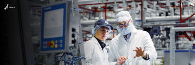 Especialistas em alimentos em local de produção