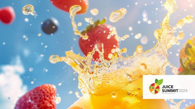 Frutas, salpicadura de jugo sobre fondo azul