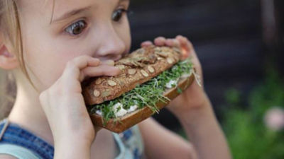 Une fille en train de manger un sandwich