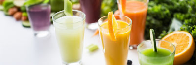Vasos con jugo, frutas y verduras