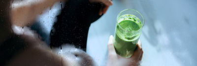 Bevanda verde salutare in bicchiere