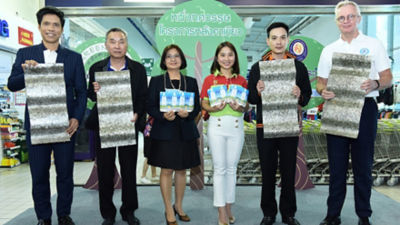 พันธมิตรทั้ง6 แผ่นหลังคาที่รีไซเคิลจากกล่องเครื่องดื่มใช้แล้ว