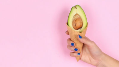 Mano que sostiene un helado de aguacate
