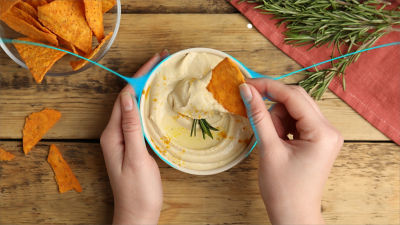 Hummus in ciotola, per intingere le tortilla chip