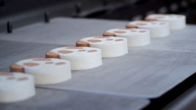 Eiscreme in der Herstellung, Eiscreme am Stiel mit lustigem Gesichtsdesign