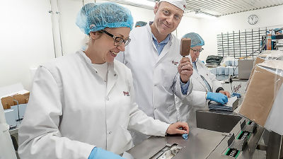 trois travailleurs en blouses de laboratoire
