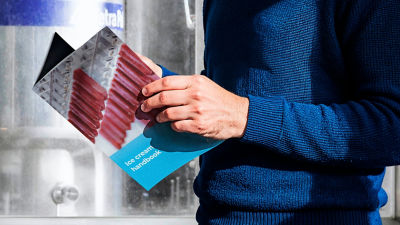 une personne lisant le manuel sur la crème glacée