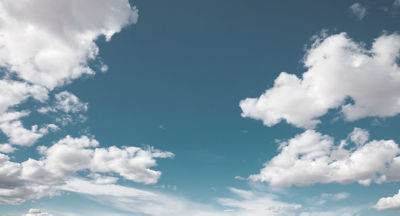 Cielo azul con nubes 