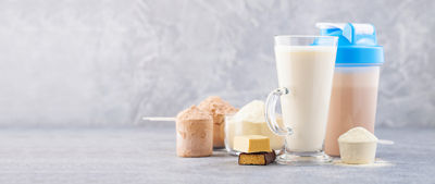 poudre de lait et lait dans un verre
