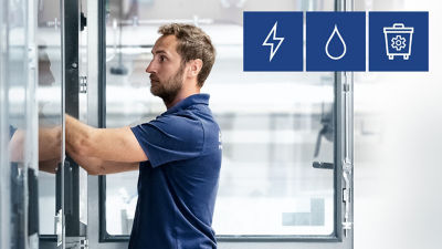 Tetra Pak service engineer and filling machine, icons: energy, water and waste bin