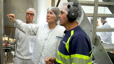 Mammen Mejerierne employees and a Tera Pak comissioning expert