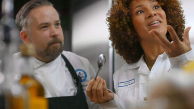 Tetra Pak chef and customer in the food lab