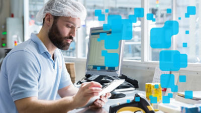 Homem com tablet, soluções de automação e digitais