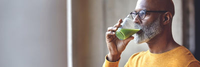 man som dricker juice