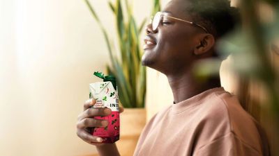 Man with healthy drink in Tetra Prisma Aseptic carton