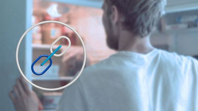 Uomo che cerca del cibo nel frigorifero