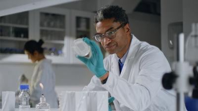 Un homme dans un laboratoire