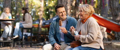 persone sedute e sorridenti che mangiano gelato
