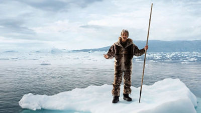 hombre en un trozo de hielo