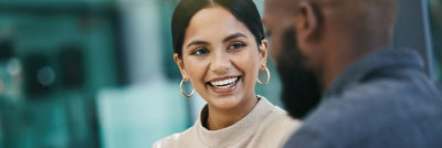 Femme souriant, parlant à un homme