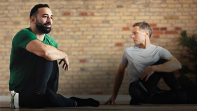 Männer beim Yoga
