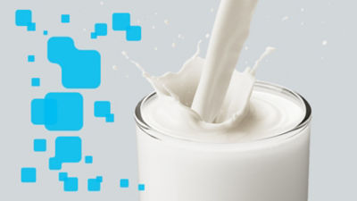 牛乳の入ったコップ