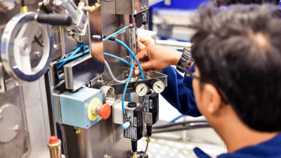 Operatore che regola le impostazioni sulla macchina