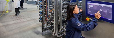 Una operadora ajusta la configuración en una pantalla de interfaz del operador en un intercambiador de calor